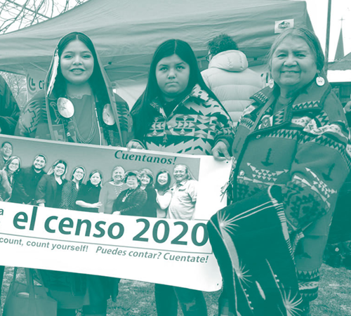 Three Native American women of different ages holding a banner that says "el censo 2020"